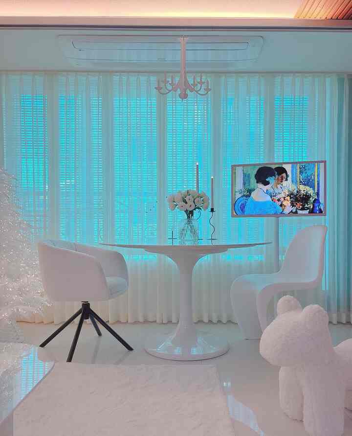 #거실인테리어 #화이트인테리어 #오늘의예쁨 #오늘의우리집 

私の長いロマンのようなサリネンテーブルにようやく会いました。
有名な芸能人の家にいたノルサリネンテーブルを家庭の方なら 
すでに知っている人がたくさんいます。
ノルサリネンの豪華さと壮大さ 
神楽ではなく芸術作品のように見えました。
結婚後本格的な家飾りをしながらダイニングテーブルはぜひサリネンにしたいという長い～文字通り夢のようなロマンがありました。
夢を叶えたフェラカサのサリネンテーブルは 
ノルサリネンオマージュ製品として 
価格は合理的であり、豪華さはそのまま実装した製品です。

天板はイタリアの天然大理石を使用して豪華さがいっぱいです
白色に近い天然大理石は高級感のあるマーベルと自然なナチュラルさで長く使っても飽きのこない美しさを感じることができました。
曲線美を活かしたスリムな足まで！
本当に直接見なければなりません〜
私が目にした感じを写真で..グロー..表現するには 
あまりにも足りないほど美しさそのままのサリネン食卓𖤐
重い天然大理石のダイニングテーブルですが、足の形がスリムにとてもきれいで、遠くから見ても〜近くで見てもキラキラ輝く綺麗です。

長い間待っていたので、信仰で連絡してください。
大邱フェラカサガット
フェラカサは「フレックス」という名前で自社ショッピングモールも運営中です。
ノルサリネンだけでなく、様々なソファやダイニングテーブルを販売しています。
フレックス店では発売予定の商品や店舗に陳列されていない商品も直接目で見ることができます。
大邱の近くにいるなら、フレックスでサリネンの豪華さと豪華さを 
目で直接確認してみてください（ღ’ᴗ‘ღ）

✰ᴛʜᴀɴᴋ ʏᴏᴜ @flexfurniture1 
。
。
。
。
。
。
#フェラカサ #페라까사대구 #페라까사파주 #놀사리넨테이블 #놀사리넨식탁 #사리넨다이닝테이블 #천연대리석식탁 #다이닝테이블 #대리석식탁 #거실꾸미기 #미드센츄리모던 #프렌치인테리어 #화이트인테리어 
#frenchinteriors #frenchmood #knoll #saarinen #saarinentable #aesthetic #cozyhome