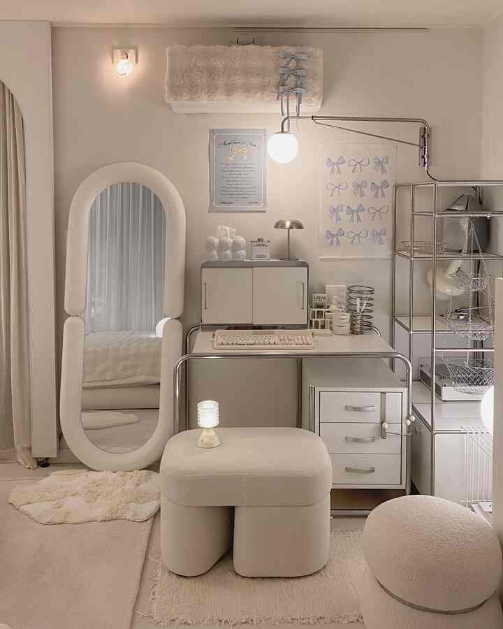 ホワイトとナチュラルモダンの色調のホームオフィス、机とスツール、独特なデザインの鏡が配置された落ち着いた雰囲気のインテリア