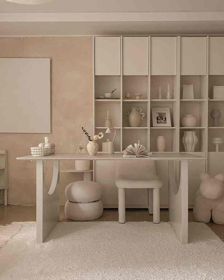 ベージュとホワイトの色調のダイニング、シンプルモダンなテーブルと椅子が配置された落ち着いた空間