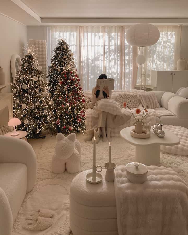 暖かみのあるベージュとホワイトのリビング、クリスマスツリーと居心地の良いソファが配置された雰囲気のあるインテリア
