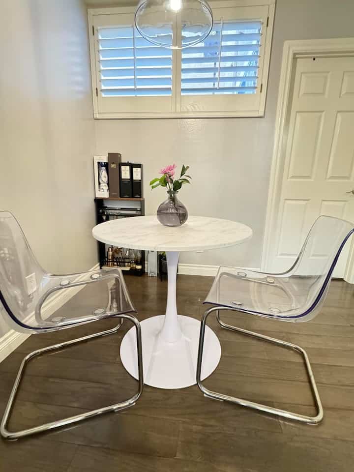 Elevating the vibe with this stunning white marble table and transparent chairs ✨✨ Perfect for those who appreciate clean lines and a touch of elegance. #HomeDecor #ModernDesign #TableGoals #TulipTable #ModernChairs #MinimalistDecor 
