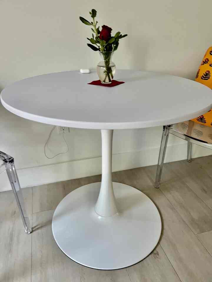 Love is in the details ❤️🌹 A beautiful white dining table, perfectly adorned with red roses. The perfect setting for unforgettable moments! #TableSetting #HomeVibes #LoveInBloom #TulipTable #ModernDesign #MinimalistDecor