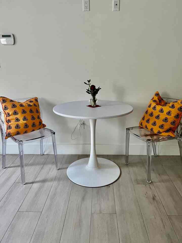 Adding a pop of color to my space with this chic transparent chair and its sunny yellow cushion! ☀️✨ Perfect blend of style and comfort! #HomeDecor #ChicInteriors #PopOfColor #TulipTable #GhostChairs #ModernDecor 