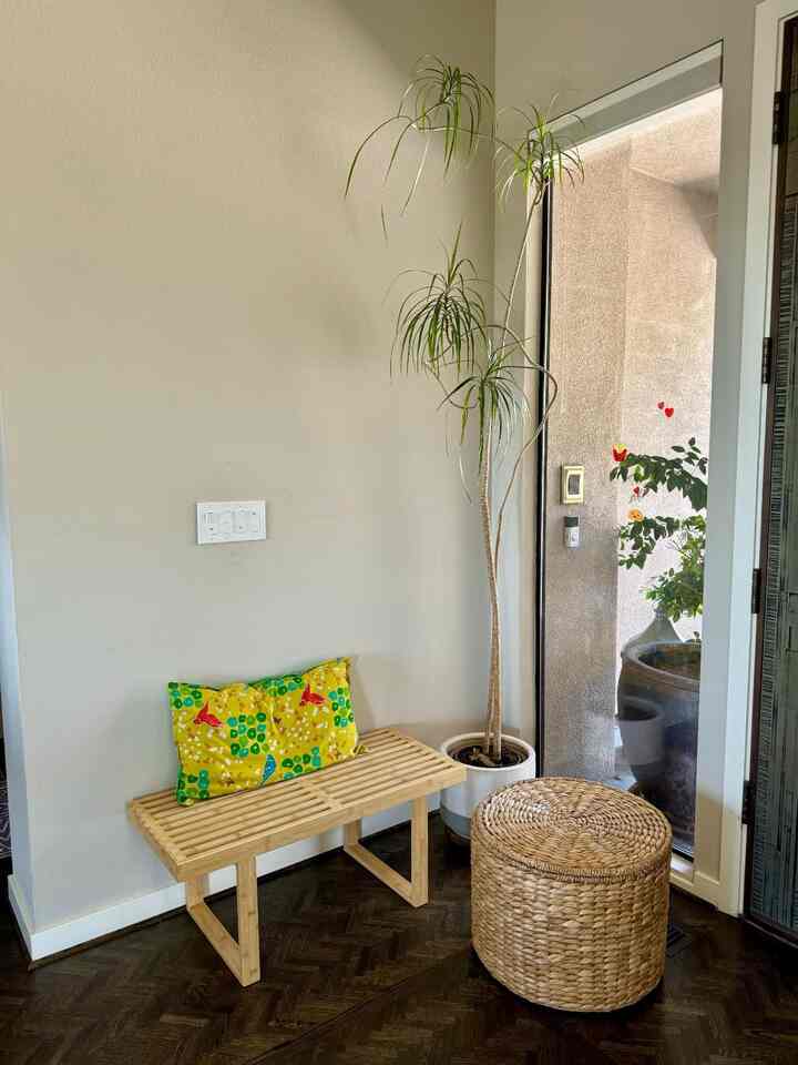 Rumah kami terasa seperti liburan di resor yang tenang dengan perabot Latan dan kayu yang cantik ini! 🌴✨ Membawa alam ke dalam ruangan untuk menciptakan suasana oasis yang sempurna. #HomeSweetHome #ResortLiving #NaturalBeauty #WoodBench #BohoDecor #RattanOttoman