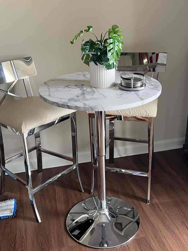 Tingkatkan permainan menghibur Anda dengan set meja bar putih dan perak yang memukau ini! 🥂✨ Gaya canggih untuk malam yang tak terlupakan. #ChicLiving #BarTable #SleekDesign #MarbleTable #ModernChairs #ContemporaryDecor