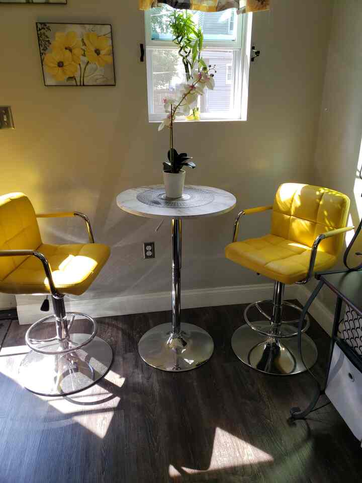 Brightening up my space with this gorgeous white marble bar table and vibrant yellow bar chairs! ☀️✨ A perfect pairing for chic gatherings and sunny vibes! #HomeDecor #ColorPop #ChicLiving #BarStools #ModernDecor #BreakfastNook