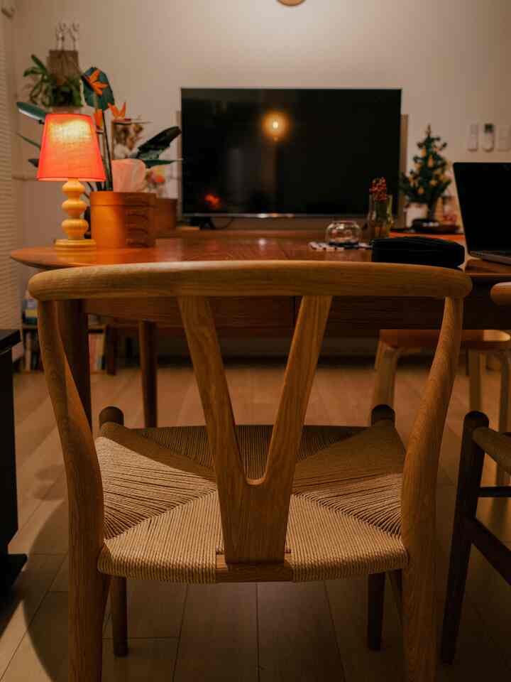 温かみのある木調のダイニング、木製テーブルとYチェアが配置された落ち着いた雰囲気のインテリア