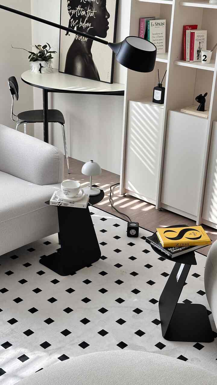 一から二へ！二人でまた一つに！
別々に書いてもひとつで書くユニークなデザインのサイドテーブル🖤

チュチュの一日と二分の一の歌が私に思い出される
こんなシックな変身合体ロボットのようなサイドテーブル見ましたか？
ソファーテーブルを使ってみると、一杯のコーヒーを飲むたびに腰を下げなければならず、不便だった方！私たちの家に来たら、そのウエスト単独賞をお届けしましょう🤭

アルファベットZでモチーフを得て誕生しただけにしておいても素敵ですがサイドテーブルはもちろん、ソファテーブルやベッドサイドの協卓でも多様に活用可能な重なったら1つ、分ければ2つのアズフェクトスタックサイドテーブル愛情です:)


＃リビングルーム＃リビングルームインテリア＃リビングルーム＃ソファテーブル＃サイドテーブル＃ミニテーブル＃デザイン家具＃家具インテリア＃ユニーク＃インテリア家具＃ホームデコ 
＃私もクリエイター＃かわいいテム最高屋＃今日の私たちの家＃