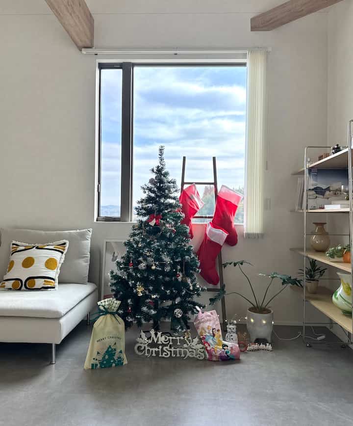 我が家のクリスマスツリー🎄

150cmを購入しましたが、
180cmでも良かったかなぁ〜と少し後悔🤏笑

でもお部屋が一気にクリスマスムードに
なったので満足です✨

#クリスマスツリー　#christmastree
#christmas #xmas #注文住宅
#リビング　#リビング小物 