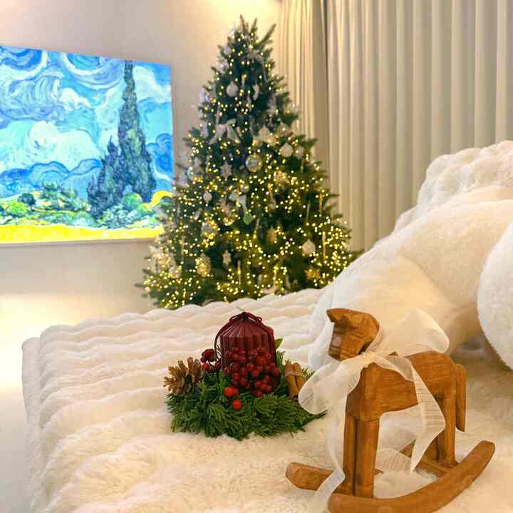 🎄クリスマスが滞在するスペース
今年は素朴ですが暖かいクリスマスを自宅で迎えたかったです。直接飾られた木と小道具で居心地を加えました。
木の木馬とクリスマスレスキャンドルはヴィンテージ感性を活かし、
ツリーの下には、甥たちが好きな小さな列車の装飾を加えます。
家族みんなが幸せになる空間を完成しました。 

自宅で楽しむ小さなヒーリングの瞬間を皆さんと共有したいです。皆さんの空間にもこんな暖かい雰囲気を盛り込んでみてください！

🏠私の空間、私の手作りの幸せ
👉どんな小道具が一番好きですか？コメントで共有してください！」 

もっとホームスタイルのヒントやインテリアのアイデアをしたい場合はフォローしてください！  #집꾸미기 #크리스마스인테리어 #크리스마스트리 #아늑한집 #거실인테리어 #모던인테리어 #인테리어소품 #셀프인테리어 #집스타그램 #인테리어스타그램 #홈스타일링 #내츄럴인테리어  #겨울인테리어 #빈티지소품 #리빙룸인테리어 #서울인테리어 #한국인테리어 #집꾸미기추천 #소소한행복 #오늘의행복 #감성인테리어 #힐링공간 #내집꾸미기