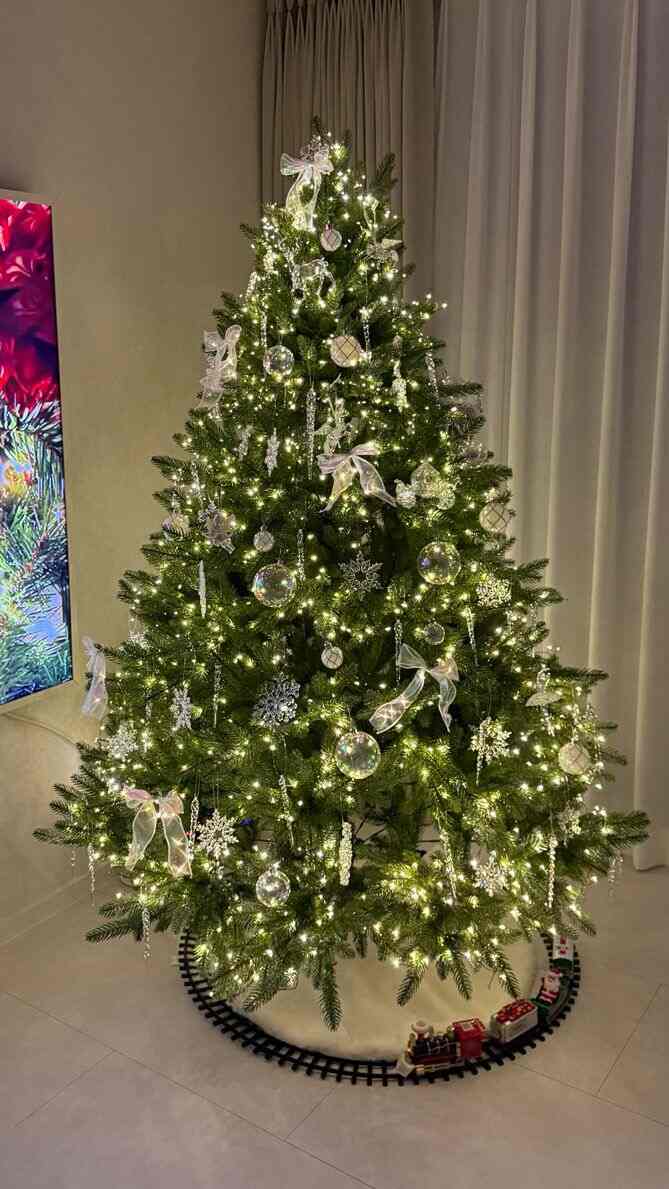 夫婦としては初めて一緒に過ごすクリスマス準備🎄✨丁寧に飾ってみたツリーです。今年はホワイトオーナメントで飾ってみました。光によって変わる勇敢な照明に心はすでにクリスマス！ 😌

🏠私の空間、私の手作りの幸せ
👉あなたのクリスマスツリーはどんなオーナメントで飾られましたか？コメントで共有してください！」 

もっとホームスタイルのヒントやインテリアのアイデアをご希望の場合はフォローしてください！  #집꾸미기 #크리스마스인테리어 #크리스마스트리 #아늑한집 #거실인테리어 #모던인테리어 #인테리어소품 #셀프인테리어 #집스타그램 #인테리어스타그램 #홈스타일링 #내츄럴인테리어  #겨울인테리어 #빈티지소품 #리빙룸인테리어 #서울인테리어 #한국인테리어 #집꾸미기추천 #소소한행복 #감성인테리어 #힐링공간 #내집꾸미기 #크리스마스 #크리스마스데코 #크리스마스준비 
