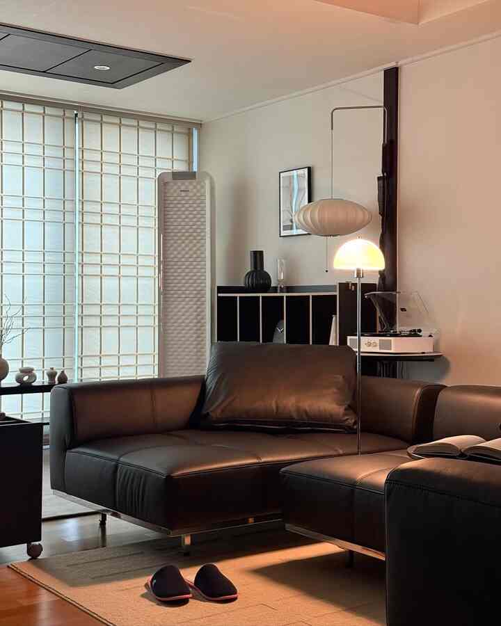 ＃インテリアの花は照明＃照明インテリア 
やっぱり家飾りの花は照明ですよね！💡
家を飾るとすればするほど、なぜ照明が重要なのかが分かるようになります。光がリビングルームをいっぱいに満たしてくれました:)

そして寝室には韓紙灯籠を主照明で、
IKEAのヴィンコルンスマートジャンスタンド照明をサブ照明にしてくれます。
過酷で居心地の良い寝室に変身できました！

照明があってずっと違いを最近感じていて
インテリアを完成させる小物は断然照明ではないかと思います 🤍

＃今日の私の家ホワイト＃今日の家＃家の装飾＃ホームスタイリング＃homedecor #homestyle #interiorstyling #interiordecor #zenstyle #blackinterior #homestyling
