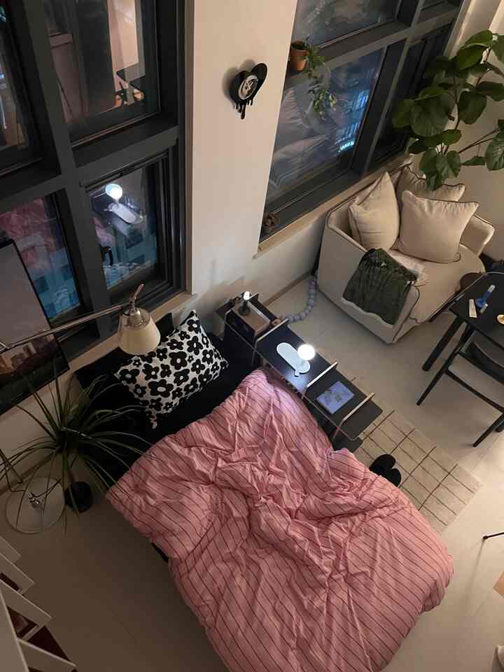 寝室のインテリアを完成させるアイテムは？
ベーグルランプは割れないプラスチック素材で、  #원룸꾸미기 #원룸가구배치 #원룸공간분리 #원룸침대 #원룸데코 #원룸테이블 #8평원룸 #8평인테리어 #블랙앤우드 #원목가구 #침실인테리어 #침실스타일링 #침실꾸미기 #방꾸미기 #방인테리어 #원형테이블 #조명인테리어 #복층 #복층오피스텔 #복층꾸미기 #맞팔 #맞팔해요 #맞팔환영 #조명 #조명추천 #콘수프기록 #콘스프기록 