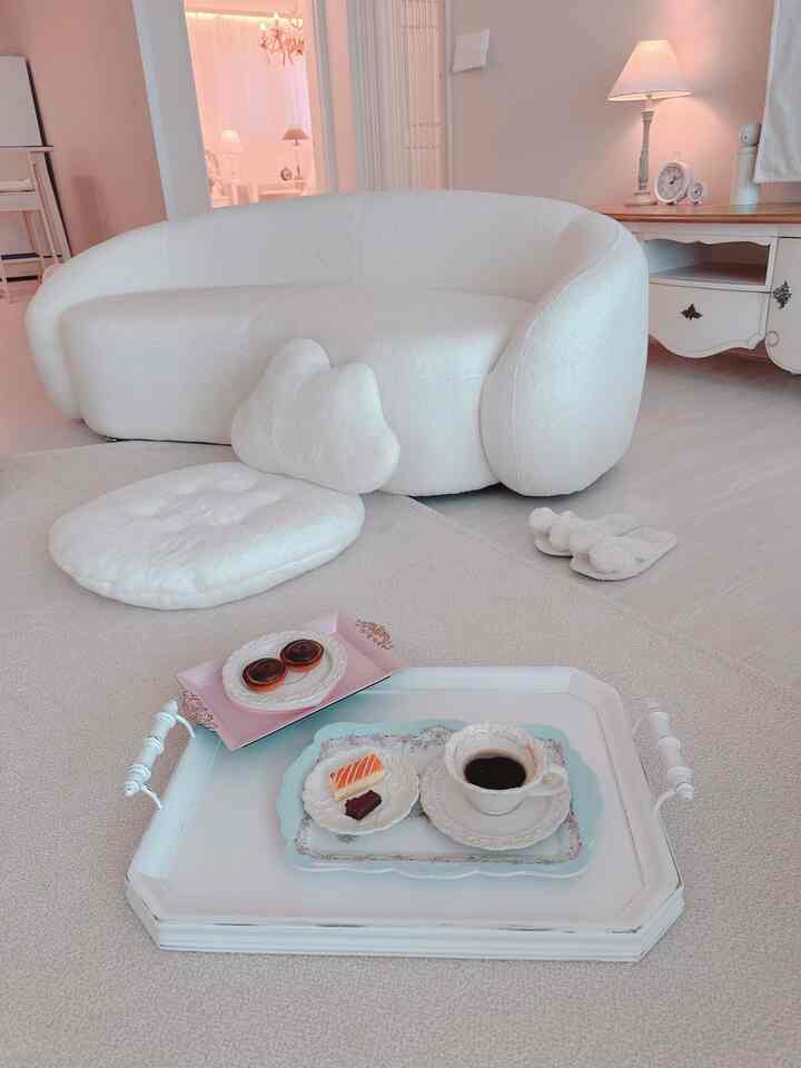 ㅋㅋㅋ~
A little while ago, while I was uploading the feed, 
I was putting 2 cream cheese tarts in the oven~

After uploading the feed and hearing the sound of ding! I went to take out the tarts,
It wasn't a white cream cheese tart,
but a black chocolate? Tart waiting for me in the oven~
🙀🙀🙀🙀🙀

I burned it... ㅠㅠ
The magic of transforming a cream cheese tart into a chocolate tart~ ㅋ
It tastes like cream cheese~ 😸😸😸

Something funny and sad happened, so I ended up uploading another feed~ ㅋ
That person... Really... How clumsy... 😅😅😅😅😅

#French interior 
#White interior 
#Living room interior 
#Home cafe
#Buccle sofa #예쁜소파 
#Rug #타원러그
#Tray #커피잔 #예쁜커피잔
#Dessert plate #파스텔
#Microfiber cushion #구름쿠션