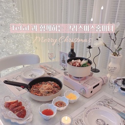 #홈파티에진심인편 #홈파티 
꺄~ 다음주면 드디어 크리스마스에요!
12월엔 크리스마스에 결기까지 설렘 넘치는 달이지만 
우리쀼에겐 일년중 가장 바쁜달이기도 해서 함께있는 날이 
손에 꼽을 정도에요~
올 크리스마스도 따로 보내야해서 [테팔 매직핸즈 크렘]으로 
야무지게 준비해 둘만의 미리 크리스마스파티를 즐겼어요𖤐
요리부터 플레이팅까지 한번에 가능한 테팔 매직핸즈 크렘
우아한 프랑스 감성의 부드럽고 따뜻한 색상의 ’테팔 매직핸즈 크 렘‘ 크렘 드 버터 (Creme de Butter) 색상은 냄비 그대로 
테이블에 올려도 예쁨 가득이에요
손잡이 분리형이라 테이블위에서 요리해 
끓이면서 따끈하게 먹을 수 있어 밀푀유나베를 더 맛나게 즐길 수 있었어요!
매직핸즈 크렘은 테팔 일반 티타늄 코팅 대비 2배 더 오래가는 
논스틱 코팅으로 긁힘 걱정도 없고, 열센서로 요리 타이밍을 알 수 있어 팬에 들러붙지 않고 깔끔하게 조리가 가능해요
불고기 파스타 까지 호다닥 만들어 오늘은 고기고기파티네요ʚ◡̈⃝ɞ
차곡차곡 쌓아  공간 차지없이 주방 수납이 가능해서 너무 좋아요오븐 사용도 가능한건 안비밀이구요~
써보니 더 반하게 되는 테팔 매직핸즈 크렘이에요~ᥫ᭡
@tefal_kr 
.
.
.
.
.
#테팔 #매직핸즈 #테팔매직핸즈 #매직핸즈크렘 #테팔인덕션후라이팬 #인덕션후라이팬추천 #크리스마스파티 #후라이팬세트 #크리스마스준비 #홈파티플레이팅 #테팔매직핸즈크렘크렘드버터 #홈스타일링 #홈인테리어 #주방꿀템 
#tefal #homeparty #christmasparty #homecooking #homedecor