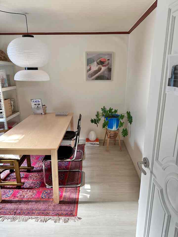 ナチュラルな木目調とホワイトの調和が美しいダイニングルーム、オリエンタルペルシャラグと植物、ペンダントライトがアクセントの雰囲気のあるインテリア