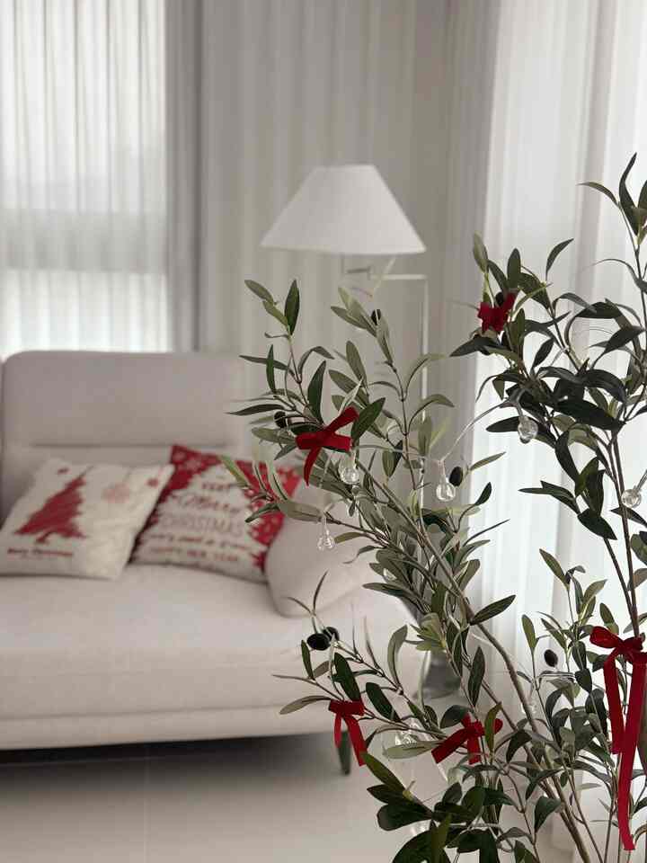 This year, I decorated a little early to celebrate Christmas early🎄

I didn't have a good place to store the tree, so I ended up decorating it with an olive tree I had at home with light bulbs and red ribbons, and it really gave off a Christmas vibe!

I even decorated the fireplace, so it feels like Christmas, doesn't it?!

#Christmas #크리스마스소품만들기 #트리오너먼트 #벽난로콘솔 #거실인테리어