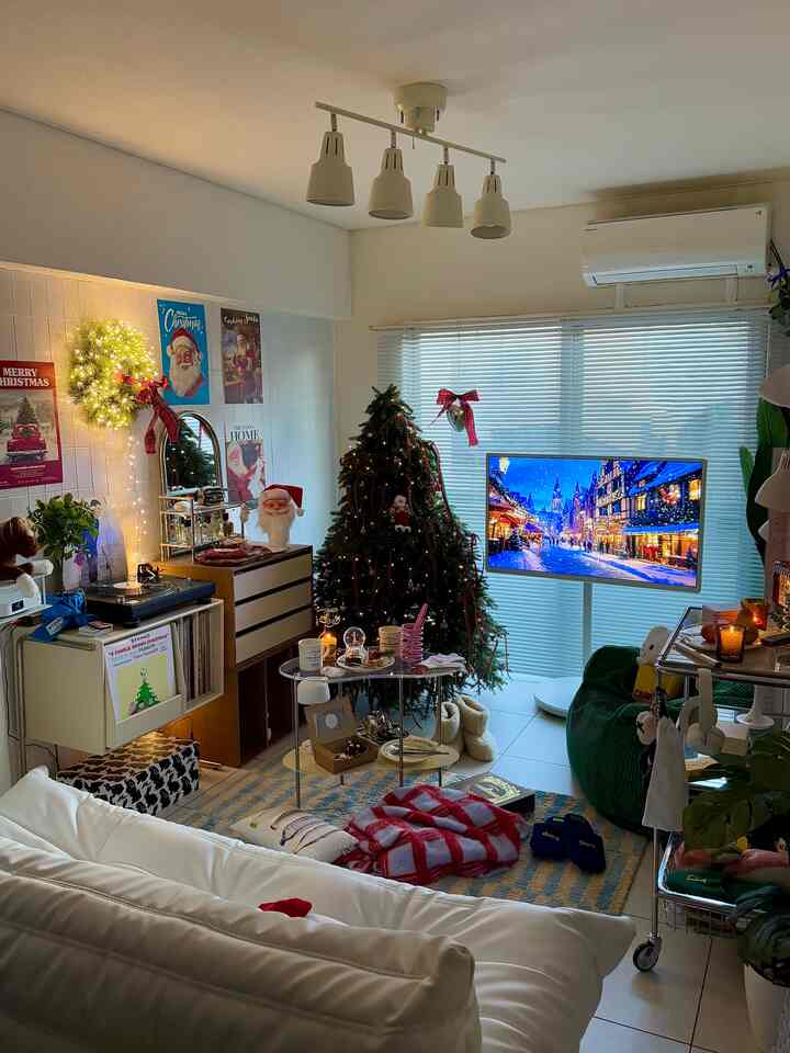 ⋆
Saya akhirnya merasa tenang setelah pohon baru selesai dibuat.
Ruang tamu 🛋️ Perabotan diganti berkali-kali sebelum pohonnya tiba.
Saya telah berpindah-pindah, tapi entah bagaimana saya berakhir dengan pengaturan ini tahun ini!
Teman saya izinkan saya menyalin pohon baru.
Pohon🎄Favorit dengan cabangnya yang gemuk dan halus
Terlalu banyak🫶🏻Cabangnya panjang mengarah ke bawah
Senang sekali karena rindu pohon rok ♥️
Saya menghargainya setiap tahun 🎅🏻♥️


#christmasdecor #livingdecor #ルームツアー #クリスマスツリー #クリスマス準備 #クリスマスインテリア #リビング #リビングルーム #リビングインテリア {8 #MyRoom} #韓国インテリア #韓国雑貨 #マンションインテリア #プロジェクターのある生活 #거실 #크리스마스데코 #크리스마스트리 #거실인테리어 #마이홈 #마이룸
#아파트인테리어 #빔프로젝터