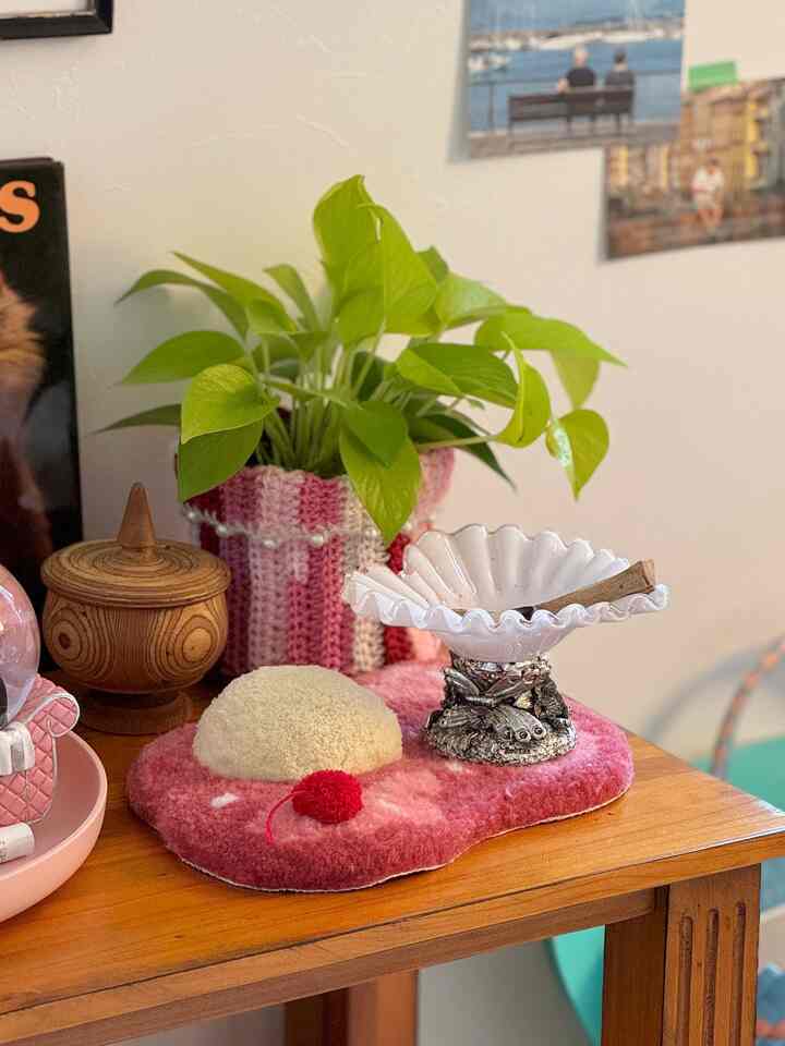 最近の新加入🫶クリームソーダラグのピンクはめちゃいい色で、ヴィンテージたちとも相性バッチリで感激🥳🤍
あとは、よく行くヴィンテージのお店でトルソー買いました🎀テイストごちゃ混ぜ感が気に入ってます🙆‍♀️

#建売住宅 #建売 #カラフルインテリア #タフティング #ヴィンテージ #トルソー