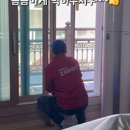 빌라 꼭대기층에 샷시교체 한번도 안한 집이라 거실에 앉아있으면 외풍때문에 야외에 있는 기분. 🌬️🌬️
보일러를 돌려도 온도가 잘 안올라가고 항상 집에서 후리스에 수면양말까지 신었거든요 ㅠㅠ 에너지잡고에서 오셔서 창문틈사이 틈가드로 다 막아주시구 창문 모헤어를 패브릭으로 싹 갈아주셧는데 찬바람 안들어오고 뭣보다 집안온도가 19도 이하로 안떨어져서 너무 신기해요!!👍👍
#외풍차단 #소음차단 #에너지잡고 