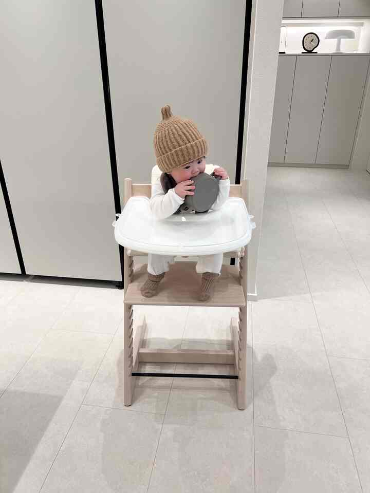  泣くトリプトラップに座って離乳食を食べるたびに少し高価であっても本当によく買ってくれたと思います。
振り返るという言葉はそれほど起こりませんでした。

 クッションはエンジェル＆ビー製品を敷いた。
エンジェル＆ビートリップトラップクッションは5段メッシュの厚さで大人の私が触ってみてもふわふわとても柔らかいです。

 中に内装剤が綿ではなくスポンジの厚み感を持ったメッシュ素材なので洗濯後もボリューム感が変わらないですね 綺麗で高級感のあるデザインはおまけです。

  #엔젤앤비트립트랩쿠션 #트립트랩방석 #이유식방석 #엔젤앤비트트쿠 #이유식준비 #출산준비물 #이유식준비물 #트립트랩쿠션추천 #tripptrapp #트트 #스토케 #스토케트립트랩 #엔젤앤비 #트립트랩쿠션 #화이트인테리어 #스토케하이체어 #육아일상 #육아는템빨 #육아 #육아용품 #육아템추천 #육아꿀템 #육아소통 #육아일상오늘우리집 #아기가있는집 #아기있는집 #아기가사는집 #아기이유식