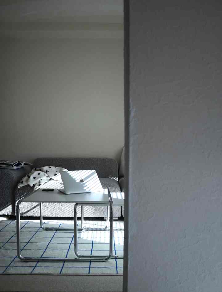 ブラインド越しに入ってくる光が綺麗だったので📸
ネストテーブルは使わない時はコンパクトになるのでお気に入りです ☺︎

ソファ上の壁面にウォールシェルフを設置したいなと思っています。
何個か候補あってまだ迷ってるけど年明けして落ち着いたら設置したい！




#Koreaninterior #Koreainterior #韓国インテリア #無機質インテリア #モノトーンインテリア #シンプルなインテリア #シンプルインテリア #リビングインテリア #リビング #リビング小物 #リビング雑貨 #リビングテーブル #リビングデザイン #リビングのカーペット #リビングのソファ #インテリア家具 #インテリア配色 #シンプリスト #シンプルな暮らし #シンプル #ミニマリズム 