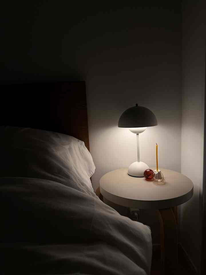 ベッドルーム
artekスツールをベッドサイドに置いて。
フラワーポットランプは3段階に調光可能で目にも優しい灯りでベッドサイドにはぴったり💡



#artekスツール60
#フラワーポットランプ
#イッタラガラスオーナメント
#unicoベッド
#マンションリノベーション
#北欧インテリア
