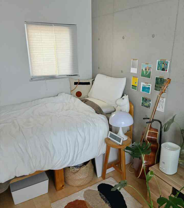 白ベースだけどアクセントカラー多すぎのベッドスペース。

#モダンインテリア #ホワイト家具 #白色 #寝室のインテリア #ナチュラルインテリア #モダンナチュラル #一人暮らし部屋 #ホワイトベッドルーム #アートポスター #カラフルなインテリア 