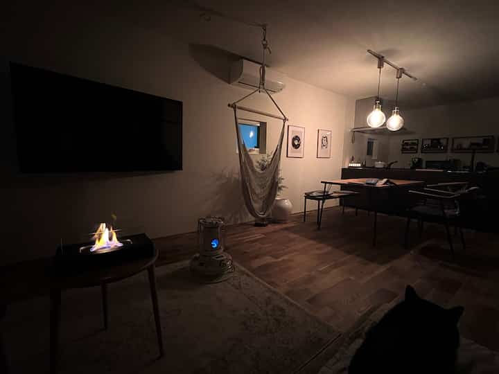 リラックスするためのリビング夜バージョン🌃
焚き火とBGMでまったりです✨

#アウトドアリビング
#ハンモックチェアのある家