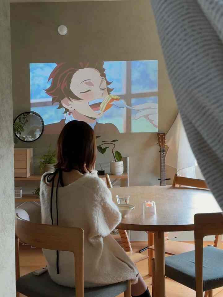 昼間の明るい時でも綺麗にうつるプロジェクター
ティーライトホルダーもお気に入り

#ダイニングインテリア #ダイニングテーブル #プロジェクター #壁掛けミラー 