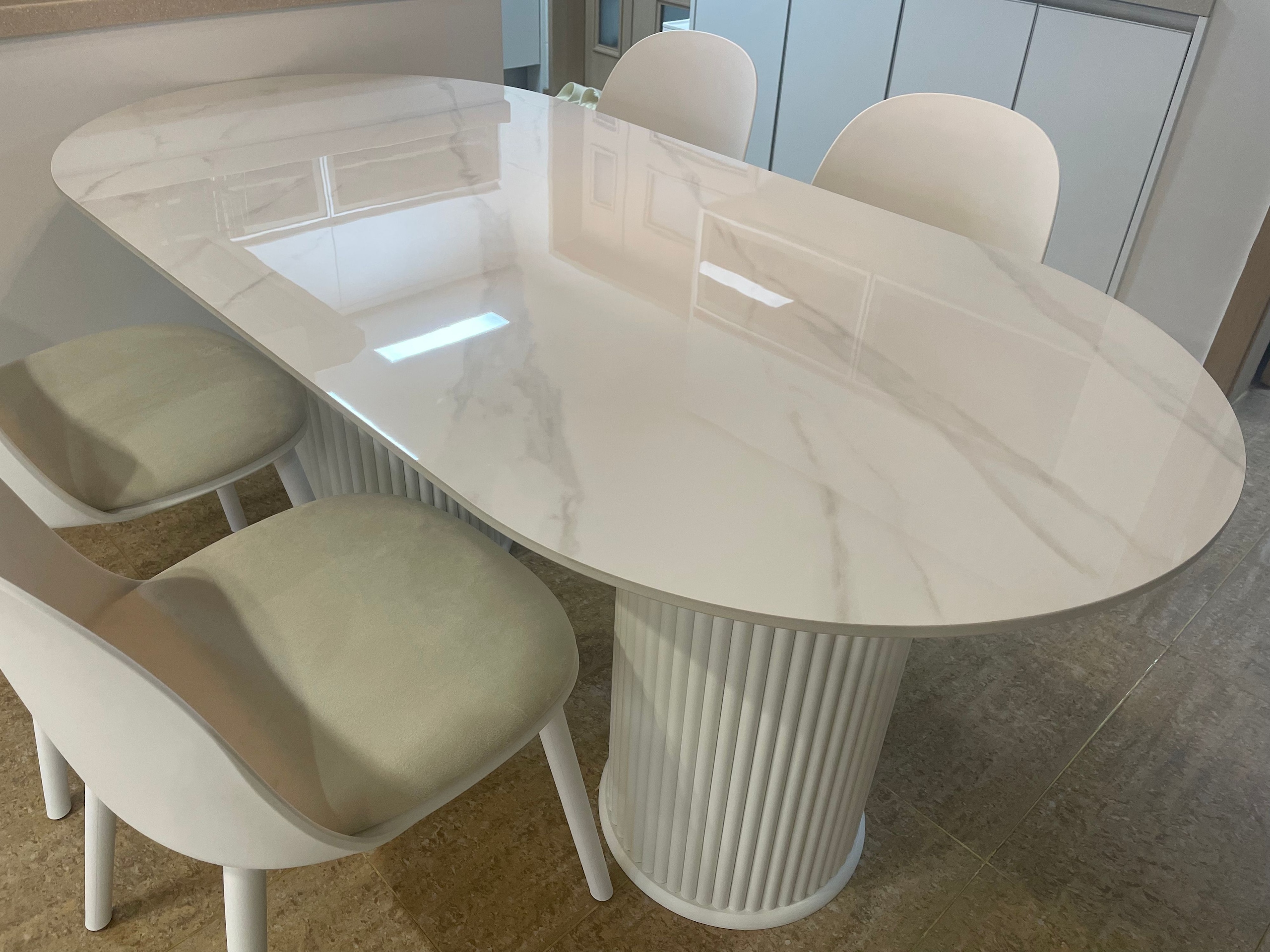 Oval Ceramic Dining Table with Fluted Legs user photo