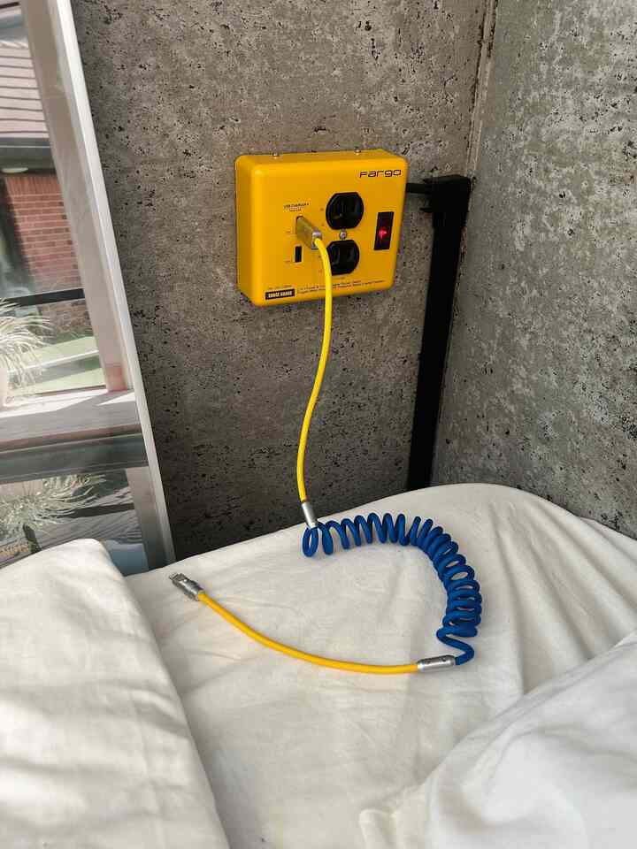 サイドテーブルやめて
壁に可愛い電源タップ貼ってた！
思ったより便利だし大満足💡
#ベッド #ベッド用品 #ホテルインテリア #ホテルライク 