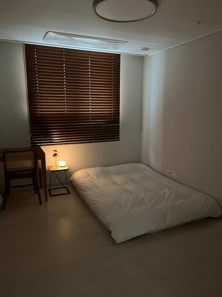 The moment when our empty room becomes a guest room💗 
A simple room filled with my tastes. 

#MinimalLife #게스트룸 #게스트룸인테리어 
#ftc10Story #미니멀 #미니멀인테리어