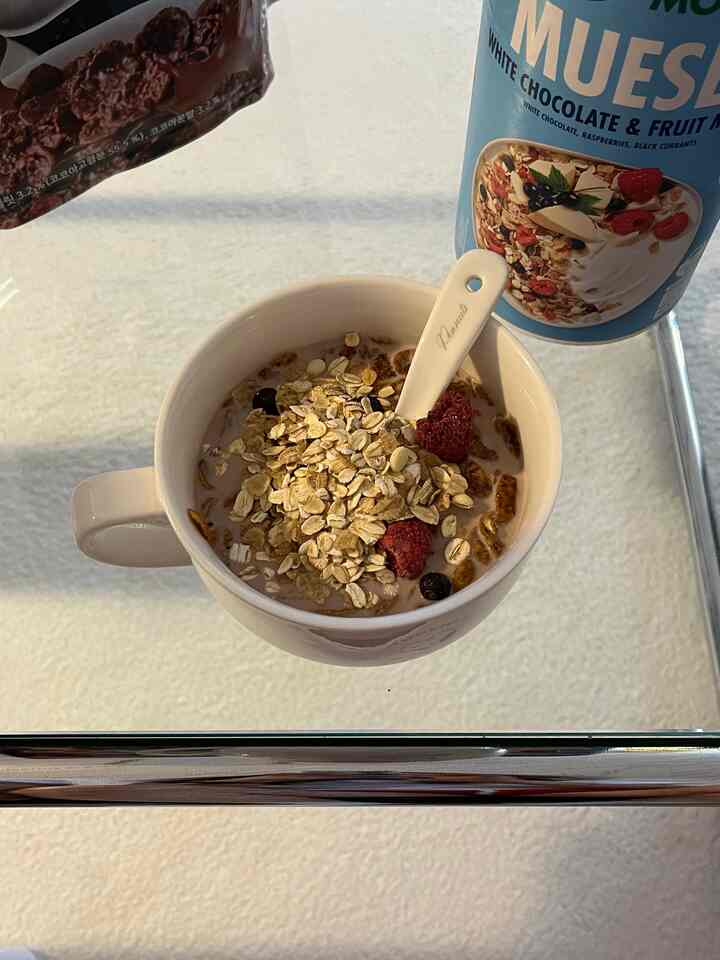 
チョコ味のシリアルが大好きです🍫チョコ味でなければダイゼーブッシャーでトッピングでのせて食べたり、チョコレートの唐辛子を入れて食べるのもをマナ美味しいです  #ftc4기이야기 #집꾸미기 #방꾸미기 #시리얼 #cereal #디저트 #시리얼볼 #디저트 #간식 #브런치 #아점 #초코덕후 #유리테이블 #거실테이블 #플레이트 #플레이팅 #피너츠 #스누피 #snoopy #텐바이텐