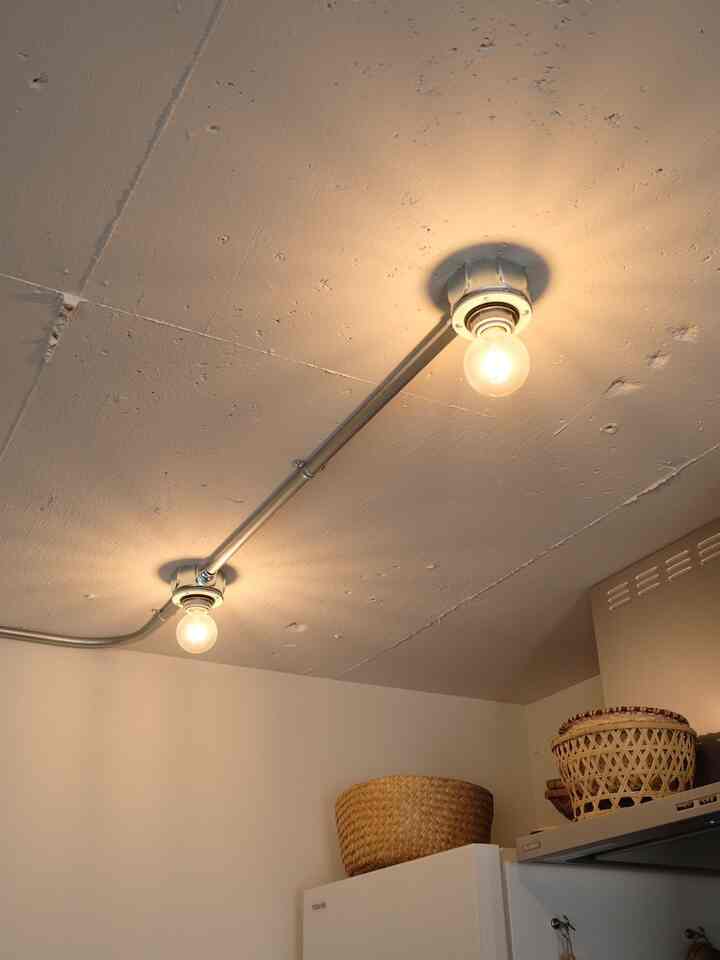 Since the ceiling is exposed, we selected a slightly industrial-style reception.

The ball light is cute...

#ApartmentRenovation #リノベーション

#ExposedCeiling #キッチン照明