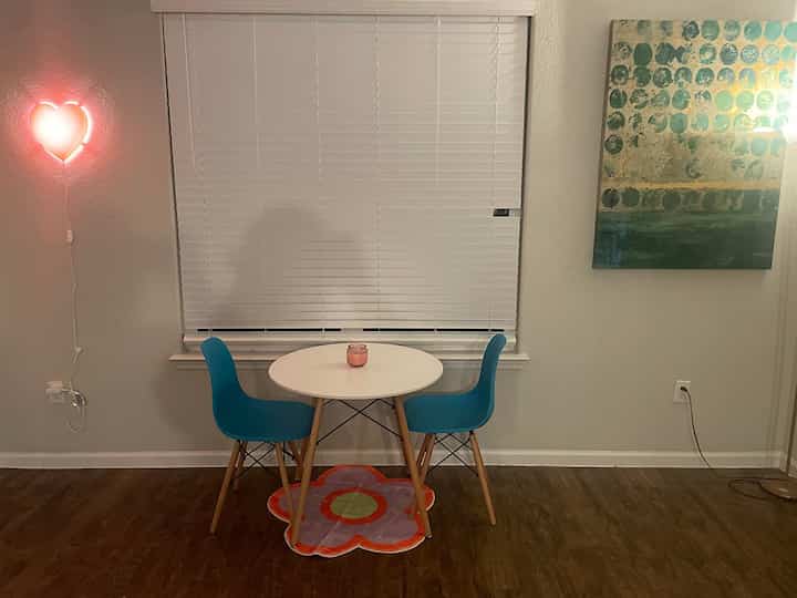 Cozy corners and chic vibes! 💙☕️ Loving this blue chair paired with a crisp white coffee table. Perfect for sipping coffee and enjoying good company! #HomeDecor #ChicInteriors #CozyVibes #ModernDining #NeonDecor #MinimalistStyle