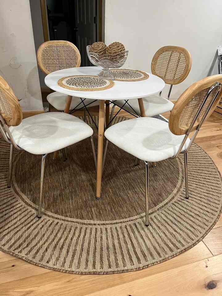 I’m in love with this table . And for small space is perfect.
#DiningInStyle #NaturalVibes #HomeSweetHome #RattanChairs #RoundTable #ScandiStyle
