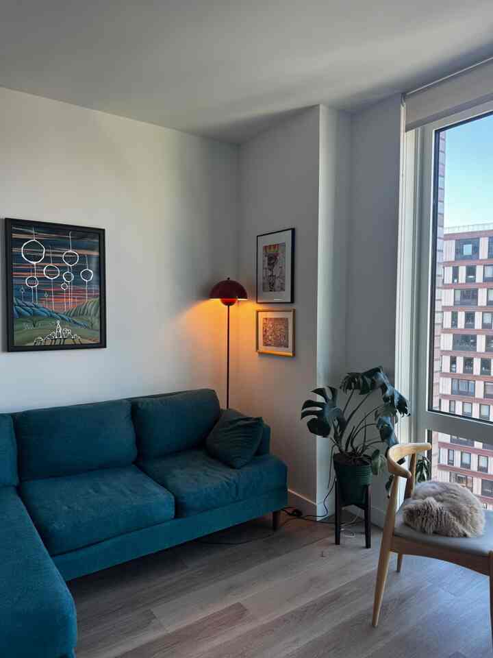 The lamp exceeded my expectations. It’s beautiful, affordable and the quality is really good.
#ModernLiving #InteriorInspo #HomeDesign #MidCenturyModern #TealSofa #FloorLamp