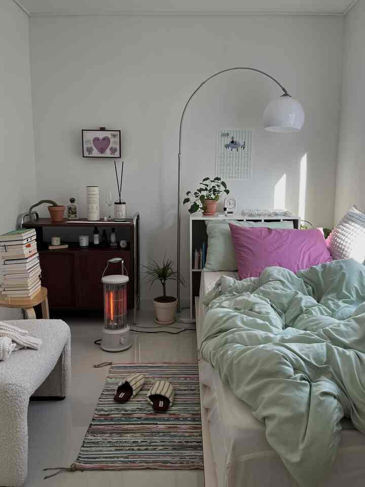 #제품제공 マランちゃんとモチのような私の布団 ちょっと見て孝行 ,,? 最近私を超高速で眠らせてしまうとても妖物のような布団なのに、 素材が本物のマランチック得ブドル、 🍏

📌 ルシッドスリップ - ウィンターテールの羽毛布団 *フェアリーライム

一人で使う布団ですが、冬には布団に巻き込まれて寝るのが好きでクイーンサイズで貰ったんです。ちゃん大きな布団が最高だ本物..

内側はサラサラ柔らかい極細糸生地、外側は軽いウォッシング生地で製作されており、とても寒い日には極細糸綿、適度に軽く快適に寝たい時はウォッシング生地面で覆ってあげるとぴったりです！

とても重くふくらんでいる布団が嫌い -  #루시드슬립윈터테일 #겨울이불 #이불추천 #극세사이불 #침실인테리어 #침구 #침구추천 #bedroomdecor #bedroom #bedding #bedroominspiration #interiordesign #homedecor #home #room