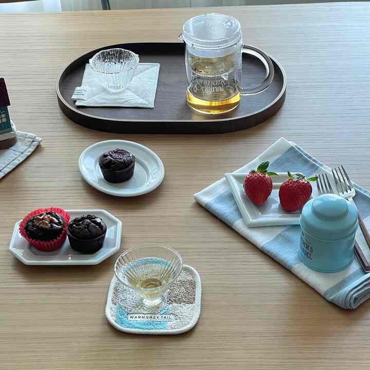 私が受け取ってとても良かった年末の贈り物をお勧めします！

🫶🏻無磁器ミルクプレート3種

真っ白な青白色の遊光ミニ皿です。
楕円、ポリコン、ダイヤの形でそれぞれ違って小さいですがテーブルの上のポイントでぴったりです！ 

3つのボウルがパッケージ配送されています
アンボクシングからプレゼント気分で良かったです！
オンラインで送るプレゼントは配送状態も気になるじゃないですか。😖

ホームパーティー  #무자기 #MUJAGI #그릇추천 #맞팔 #신혼부부그릇 #도자기그릇 