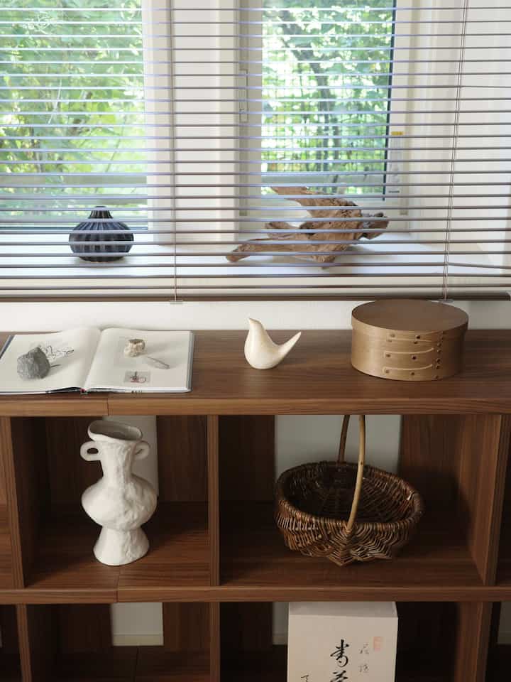 ディスプレイ棚はちょこちょこ飾るものを変えています🖤
#リビング #フラワーベース #花瓶 #3coins #ニトリ