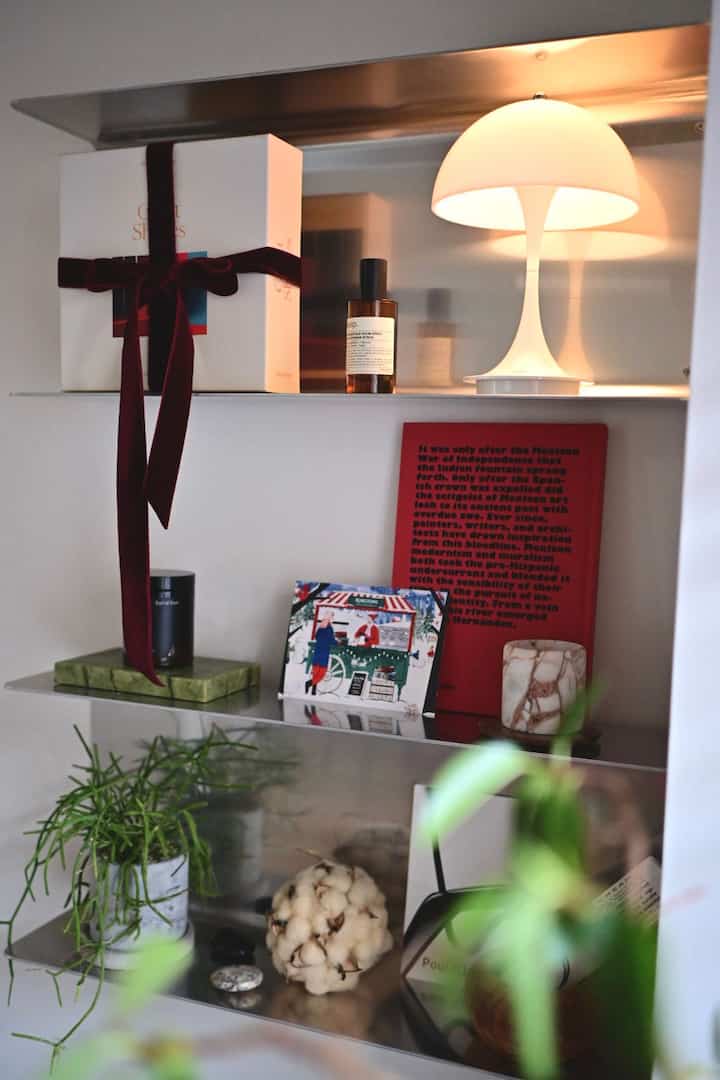 シェルフも少しだけクリスマスムード🤶
ボルドーのベッチンリボンがあればそれだけで雰囲気あがる。
赤い表紙の洋書と、リントンズの紅茶を買った時にもらったポストカードがいい仕事してくれてます⛄️ 

#クリスマスデコレーション #ウォールシェルフ