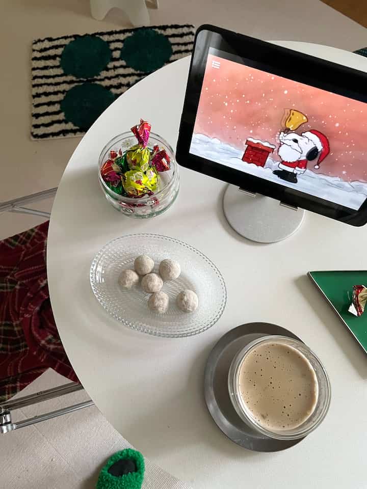 Monotone 1DK space featuring a white coffee table with a cup of coffee, snacks, and a Christmas-themed tablet, creating a cozy atmosphere