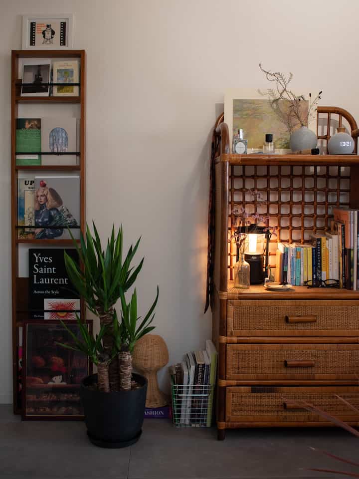 新しい植物をお迎えしたから、置き場所模索中🪴
　　
🟠ルームツアー記事が公開されたから、プロフィールの投稿一覧から見てみてね🙌
　　
#1R #ワンルーム #一人暮らし #ひとり暮らし #賃貸 #観葉植物 #植物 #花 #ユッカエレファンティペス #フラワーベース #花瓶 #ラタン #ラタン家具 #照明 #フロアタイル #ANDPLANTS #サンゲツ #無印良品 #京都暮らし