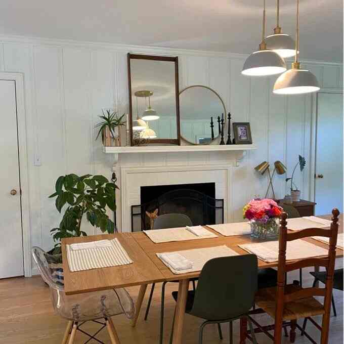 Padukan dengan kursi makan bergaya yang berbeda ini! 🍽️✨ Setiap kursi menghadirkan kepribadiannya sendiri ke meja makan, menciptakan suasana makan yang menyenangkan dan eklektik. #DiningStyle #ChairGoals #HomeDecor #MidCenturyModern #DiningTable #InteriorDesign