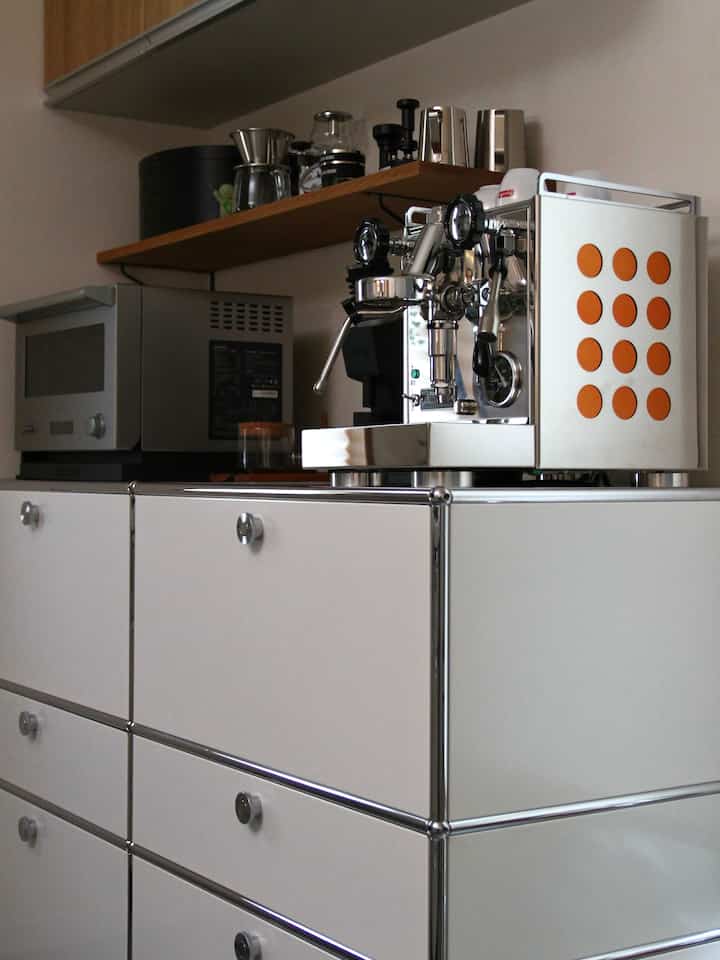 キッチンの主役にusmハラー キャビネット
オリジナルデザインで引き出し扉5
ドロップ扉1
中にはスライドレールトレー3
などで使いやすくなりました

ロケットエスプレッソマシンは
家庭用としては最強ではないかな？
デザインが何より美しいです

レンジはステンレス色です

#エスプレッソマシン
#usmハラー 
#バルミューダ