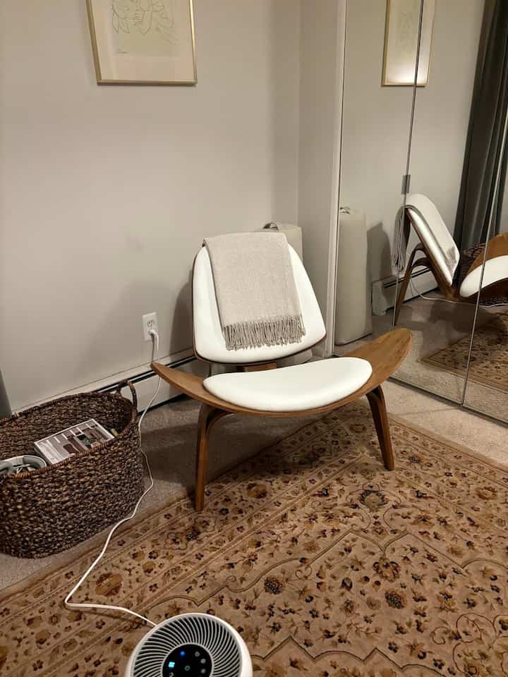 This is the Oak / White model. Good replica of the Hans Wagner shell chair. Sturdy and comfy to sit in!

#ShellChair #MidCenturyModern #ScandinavianDesign