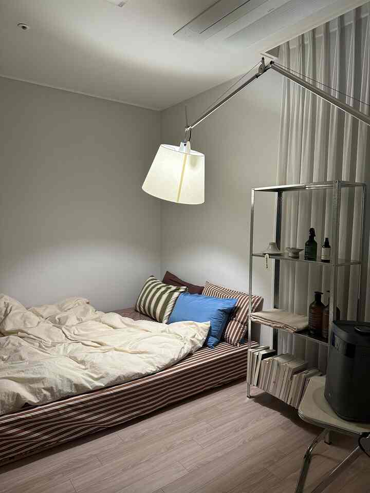 ベディング悩むだけ ベディング変えた記念 
私たちの寝室のショット🪟🛌。 

ベージュラバーに 
色をつけたピンカ..💚🤎 
私はこの組み合わせの色が好きだった..？


＃寝室のショット＃寝室の装飾＃ピンカイブル 
#ピンカ #FINCA #ピンカーベッド 
#ピンカーホームウェア #ピンカー枕
#ベディングセットおすすめ #今日の家 
#新婚夫婦 
＃寝室のインテリア＃寝室の照明＃寝室の棚 
#イケア棚 #イケアホイールレス #アルテミデトロメオ  
＃蝶のしわカーテン＃マチラ寝具＃マチラベッド 
＃フレームベッド＃フレームレスベッド  
＃私の家を紹介します。 
#おじいちゃん 
#おじいちゃん