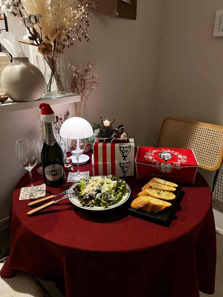 今日はクリスマスイヴですね🎄🎅🏻
夕食はケンタッキーです🍗

#北欧 #ナチュラルインテリア #韓国インテリア #北欧インテリア #ローテーブル #木製 #コンパクト #木目 #一人暮らし #同棲 #新築 #賃貸 #インテリア #テーブル #ナチュラル #シンプル #リビング #ソファ #観葉植物 #クリスマス #ディナー