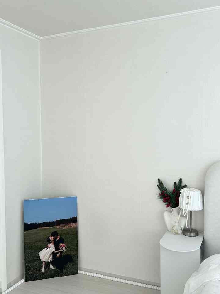 クリスマスが一日残ったなんて！ 今日がクリスマスイブラニ！
あまりにも深い〰️私は！
エキサイティングな記念で、私たちの結婚式の写真の隠れ家を公開してみましょう（？）
⠀
ところが、あの協卓の上に上げられたきれいな花瓶の中の花は調和ですが、
クリスマス記念に変えましたが、明日ならクリスマスも終わります。
もう新しい調和に変えようとするのに.. 何に変えるか悩みですね！
⠀
何を変えればよく変えたと噂が出るでしょう〰️🤍

༄

🪽私は大歓迎ですღ


＃今日の私たちの家＃コンスープ記録＃ftc12ストーリー＃セルフインテリア＃インテリア＃家の装飾＃部屋の装飾＃ホームオフィス＃roomtour＃whiteinterior＃ホワイトインテリア＃roomspace＃homedesign＃新婚夫婦＃新婚夫婦